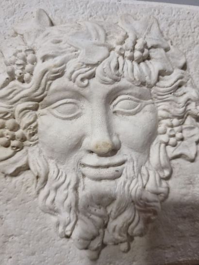 Bas-relief en plâtre représentant Dionysos/Bacchus...