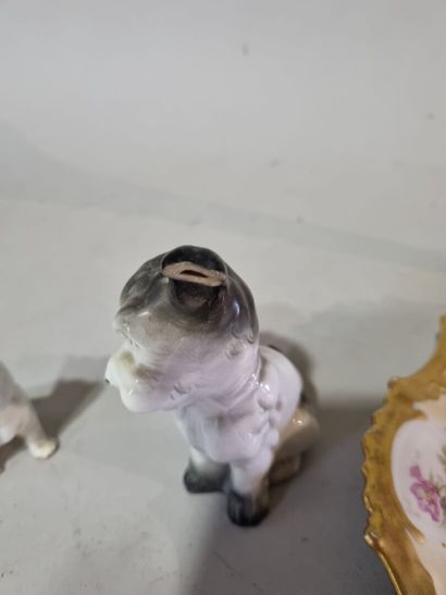 Lot divers comprenant une assiettes en porcelaine...