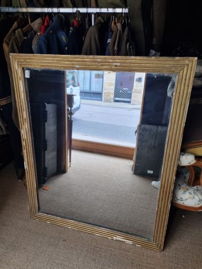 Miroir rectangulaire en stuc doré 
111 x...