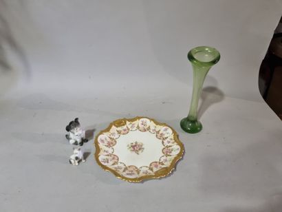 Lot divers comprenant une assiettes en porcelaine...