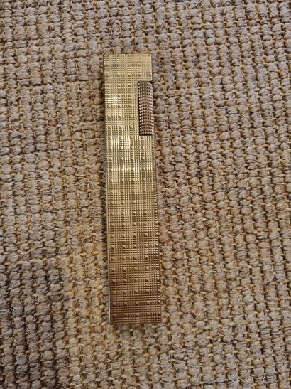 DUNHILL 
Briquet en métal doré 
L :12,5 ...