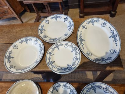 GIEN 
Partie de service de table en porcelaine...