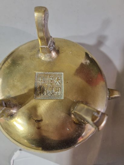 CHINE
Brule-parfum en bronze signé dans un...