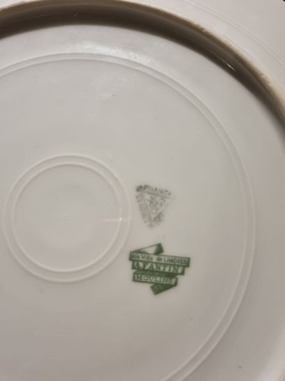 LIMOGES, important service de table en porcelaine...