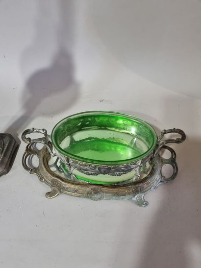 Lampe à pétrole et centre de table en régule...
