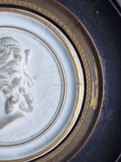 Paire de médaillons en biscuit de porcelaine...
