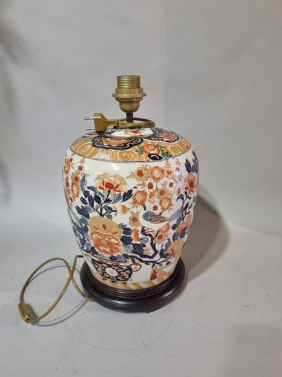 CHINE 
Pied de lampe en porcelaine à décor...
