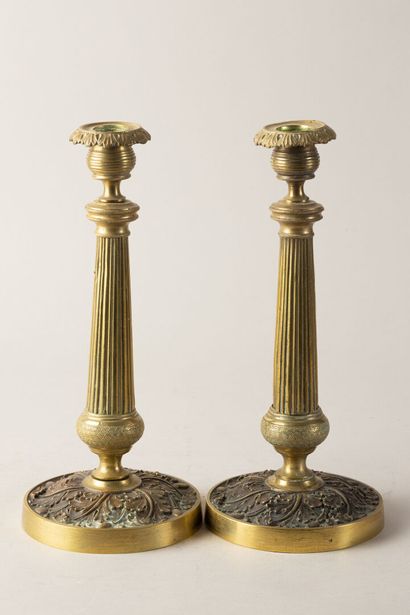 Paire de bougoirs en laiton et bronze doré,...