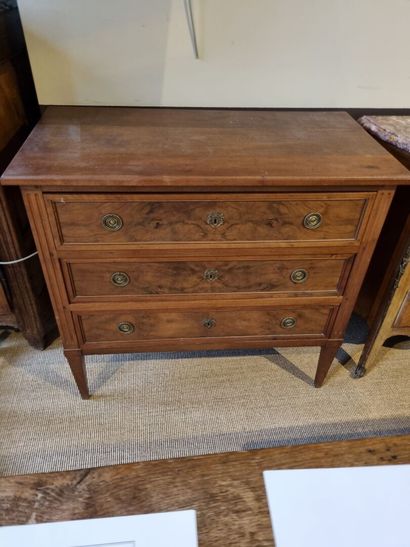 Commode de style Louis XVI ouvrant par trois...
