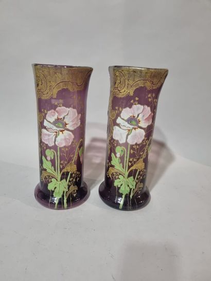 Paire de vases en verre émaillé à décor defleurs
Vers...