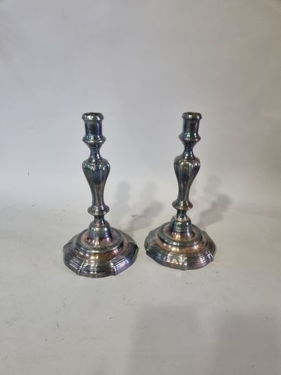 Paire de bougeoirs en métal argenté 
H :...