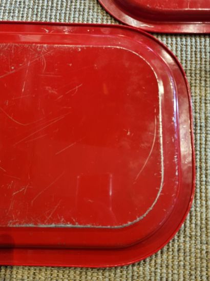 Paire de plateaux en tôle rouge à décor japonisant...