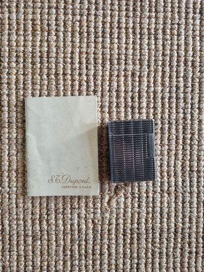 DUPONT 
Briquet en métal argenté avec son...