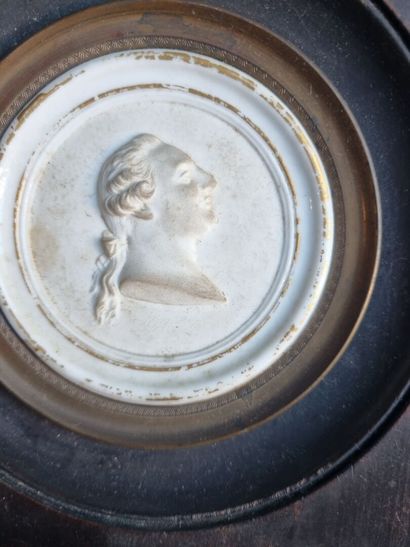 Paire de médaillons en biscuit de porcelaine...
