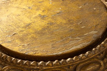 Selette en bois doré et sculpté 
H : 105...