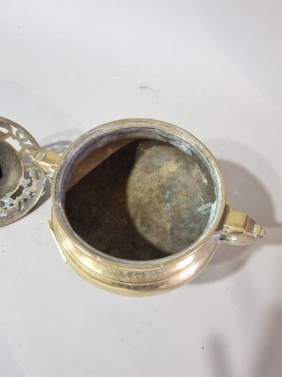 CHINE
Brule-parfum en bronze signé dans un...
