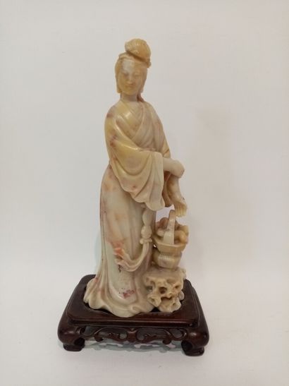 CHINE, Guanniyn en pierre dure sur socle...