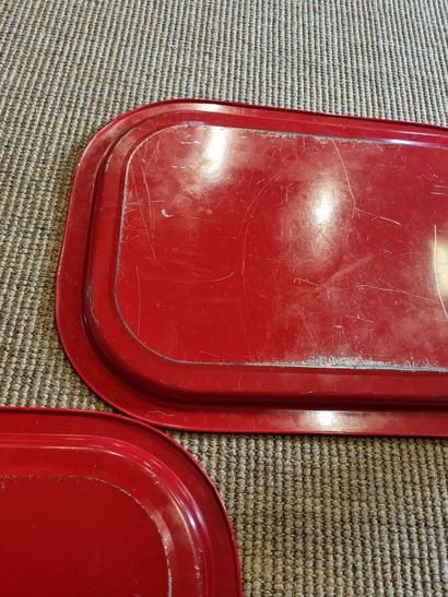 Paire de plateaux en tôle rouge à décor japonisant...