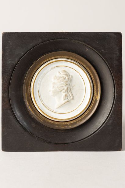 Paire de médaillons en biscuit de porcelaine...