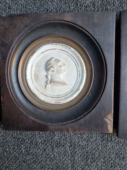 Paire de médaillons en biscuit de porcelaine...