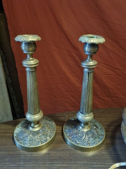 Paire de bougoirs en laiton et bronze doré,...