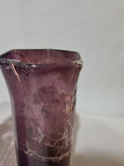 Paire de vases en verre émaillé à décor defleurs
Vers...