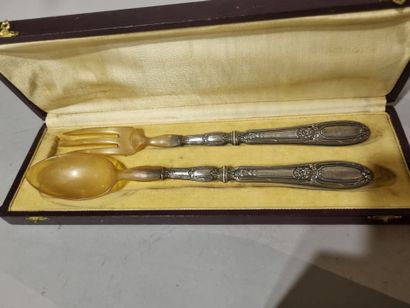 Trois écrins avec couverts en argent fourré...