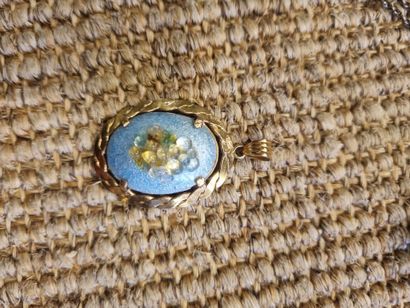 Lot de trois bijoux : 
1 / Bague en argent...