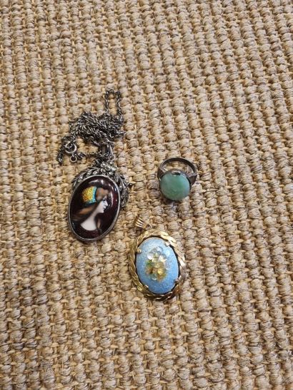 Lot de trois bijoux : 
1 / Bague en argent...