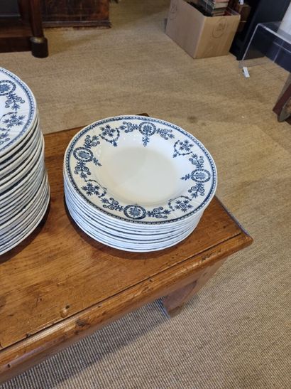 GIEN 
Partie de service de table en porcelaine...