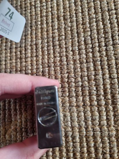 DUPONT 
Briquet en métal argenté avec son...