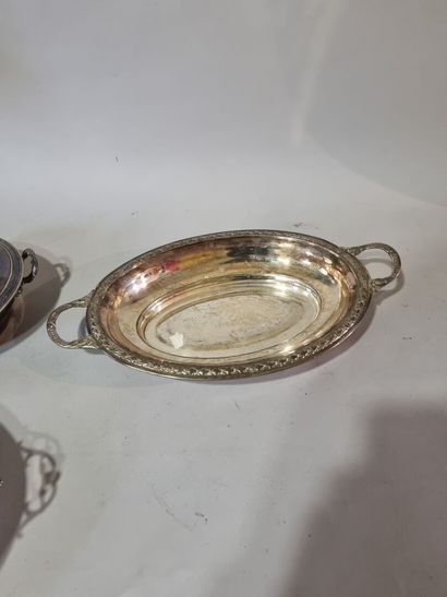 Deux légumiers couverts en métal argenté....