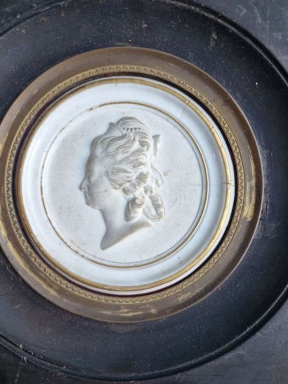 Paire de médaillons en biscuit de porcelaine...