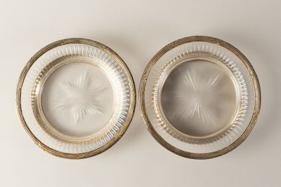 Deux coupelles en verre, monture en argent...