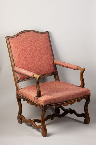 Fauteuil à dossier droit en noyer modèle...