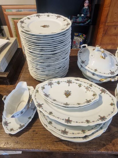 LIMOGES, important service de table en porcelaine...
