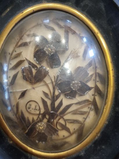 Souvenir en cheveux formant des fleurs dans...