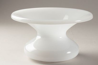 Crachoir en opaline blanche 
H : 13 cm -...