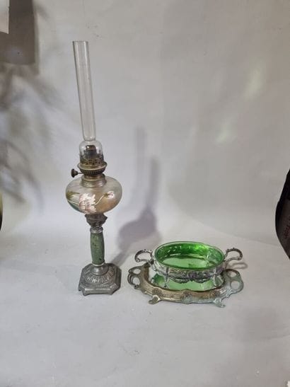 Lampe à pétrole et centre de table en régule...