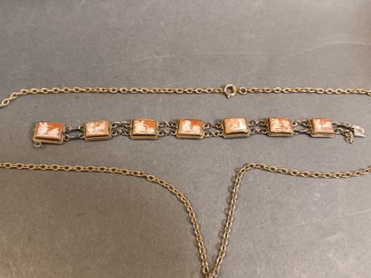 Bracelet à monture en argent et camées coquille...
