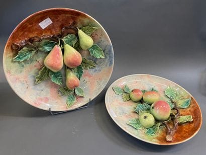 Paire de plats en barbotine à décor de pommes...
