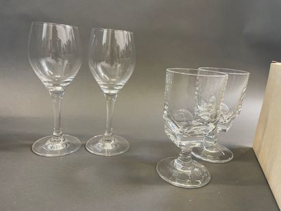 Onze verres en cristal signés sur le pied...