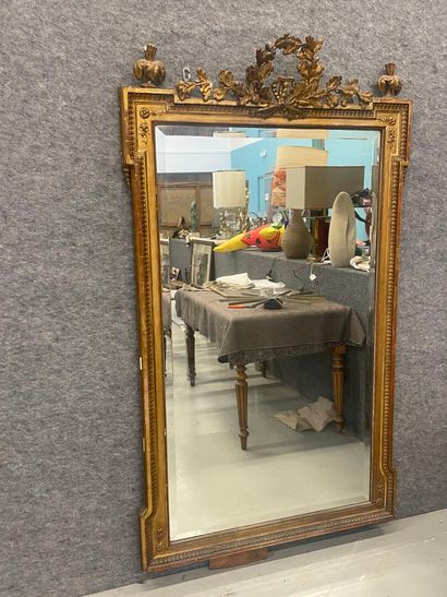 Miroir en bois et stuc doré surmonté d'une...