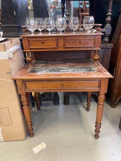 Bureau à gradin en bois tourné ouvrant par...