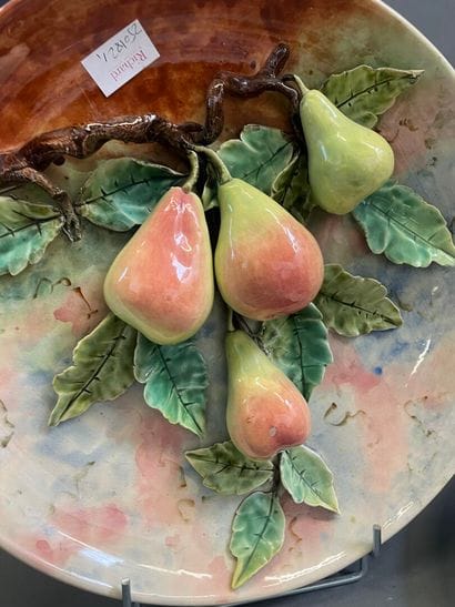 Paire de plats en barbotine à décor de pommes...