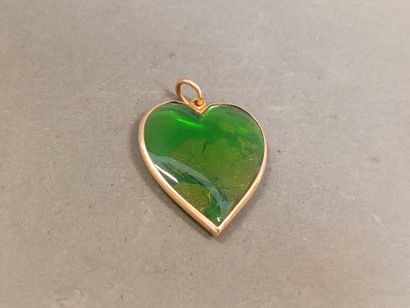 Pendentif en forme de coeur en verre contenant...