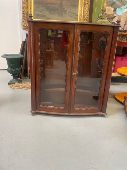 Vitrine en acajou et placage d'acajou ouvrant...