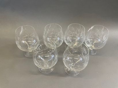 Six verres à cognac en cristal gravé 
Joint...