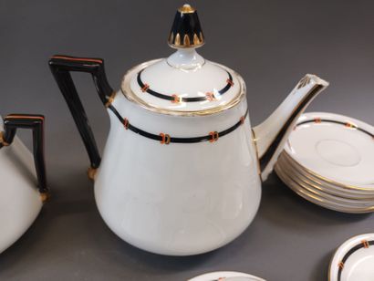 Service en porcelaine blanche, à décor de...