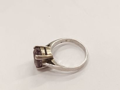Bague en argent griffée d'une améthyste,

TDD...